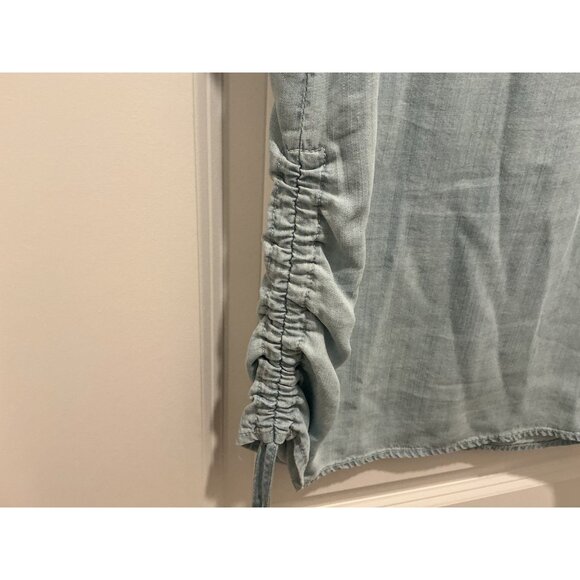 Chicos Top Size 1 (Medium) Lightweight Denim Look Adj. Rouched Sides VNeck - Picture 4 of 8